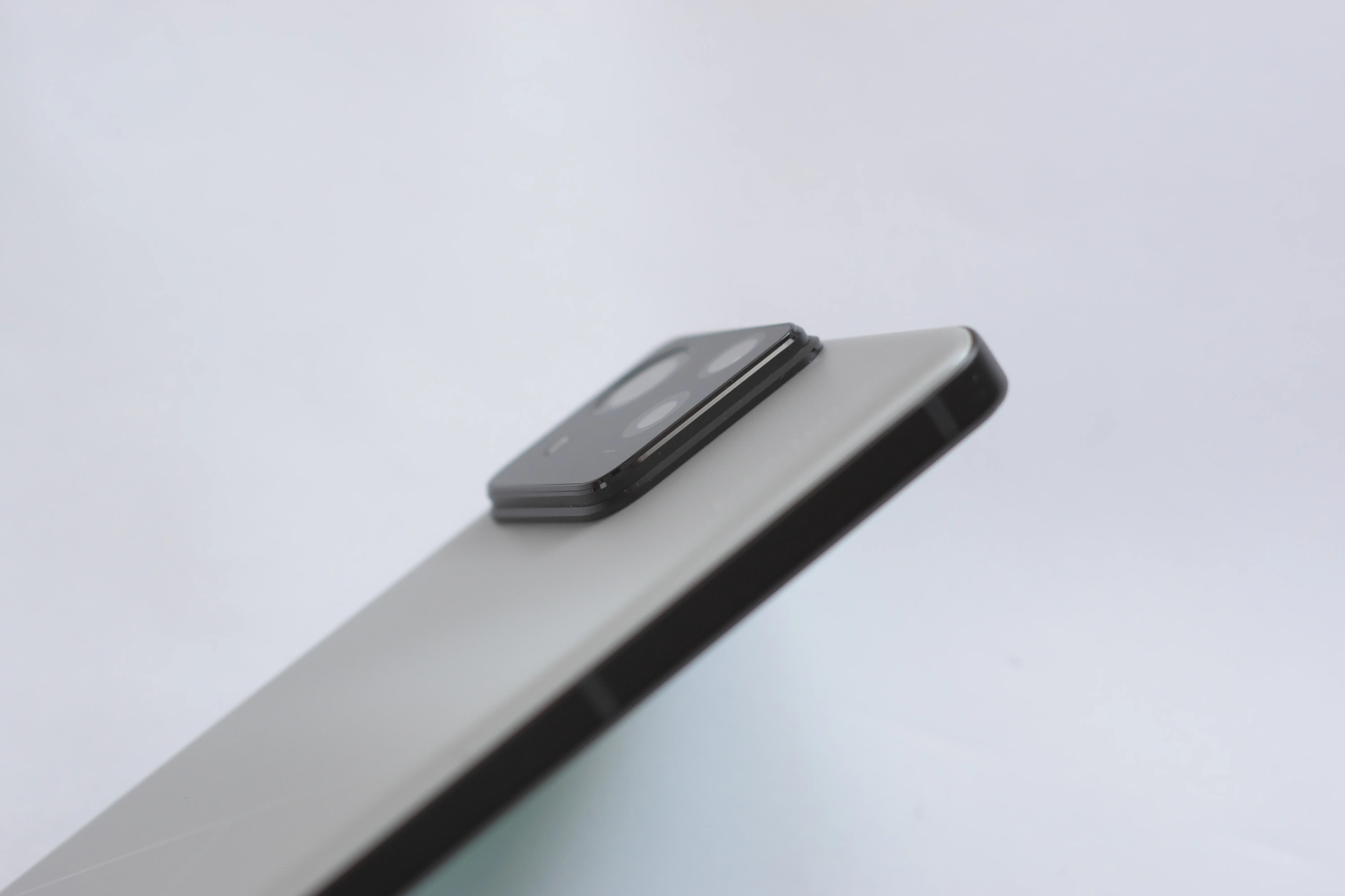 Zenfoneのカメラの厚みが分かる写真