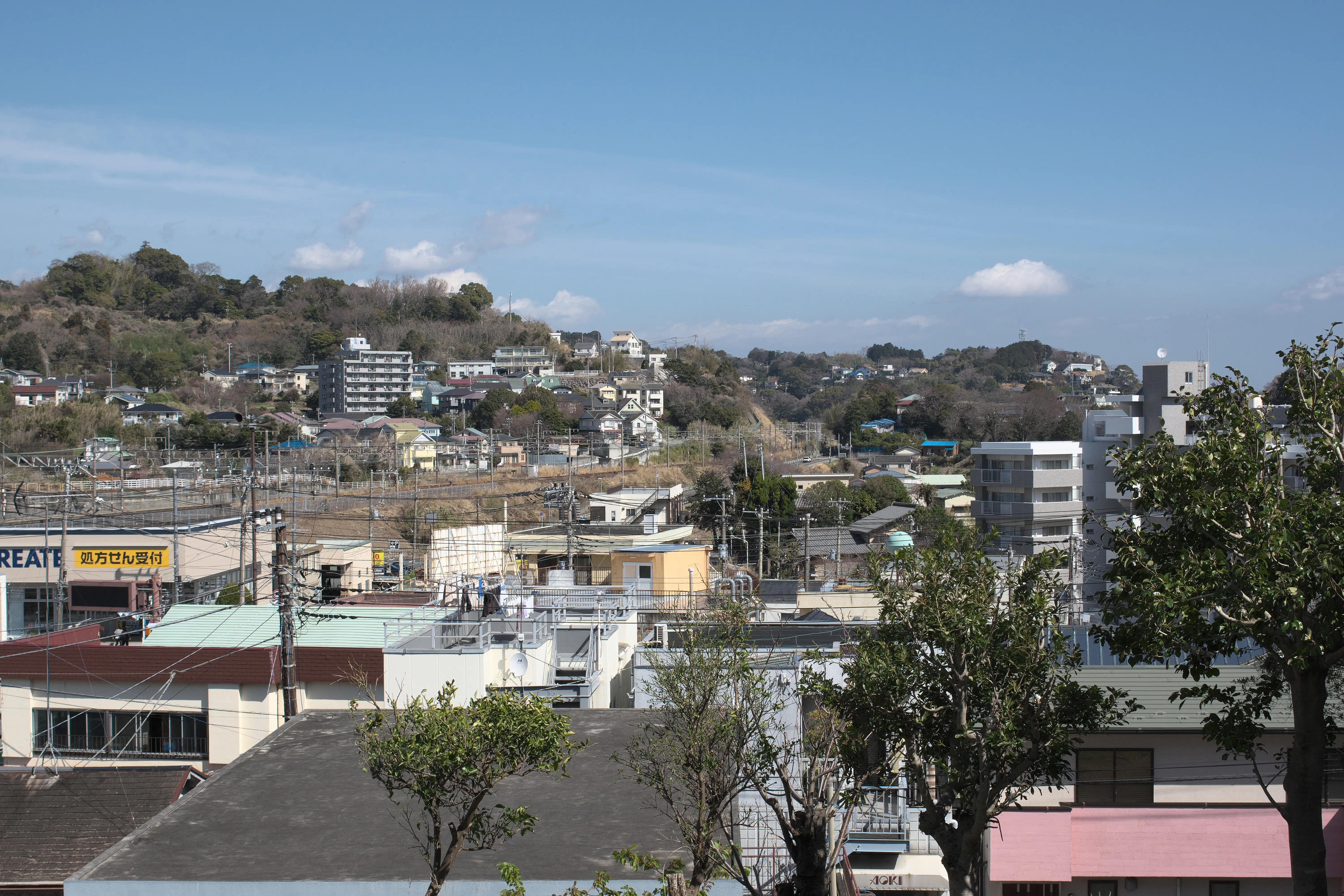 開けた場所から町並みと東海道線の線路が見える