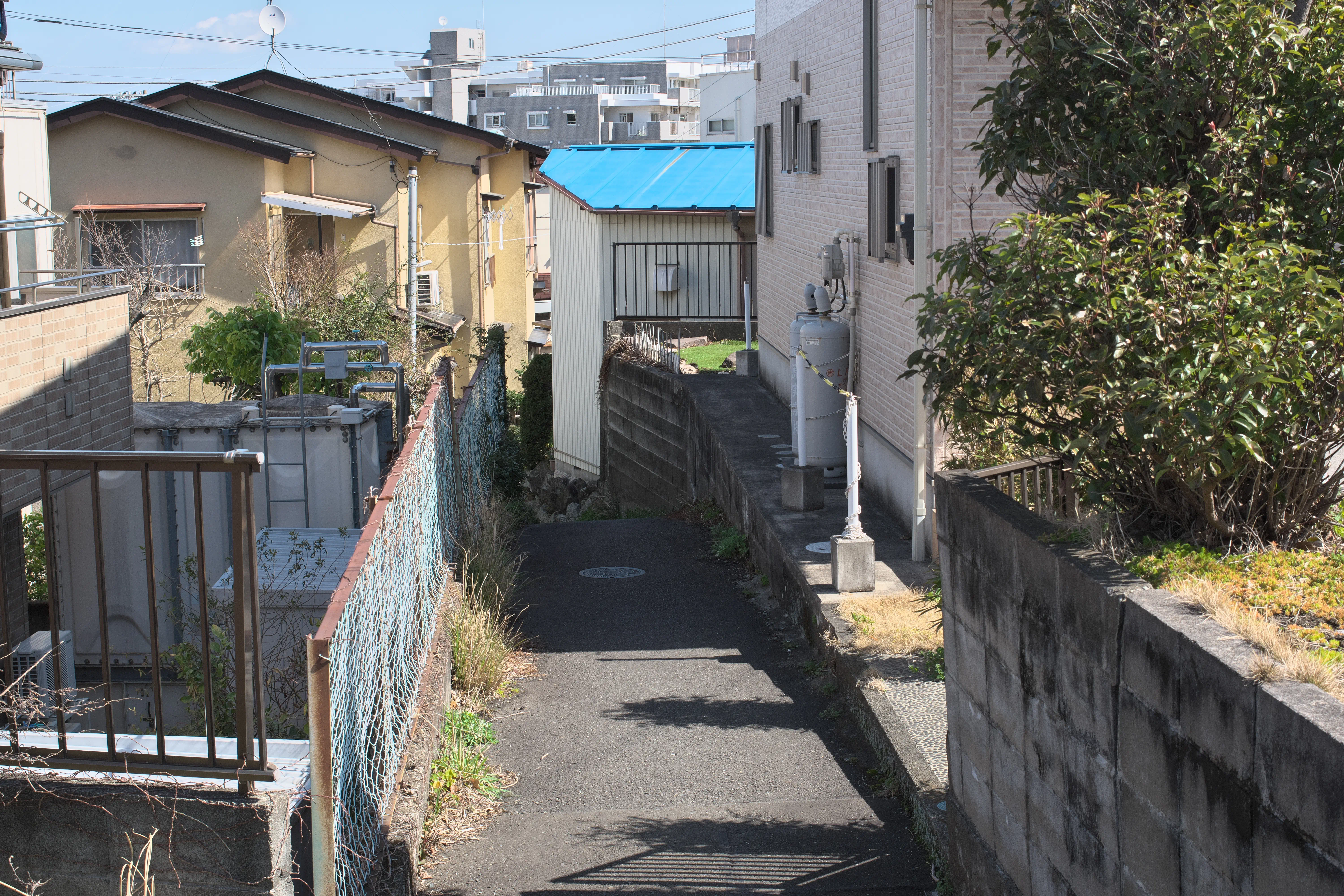 住宅街にある細い道1