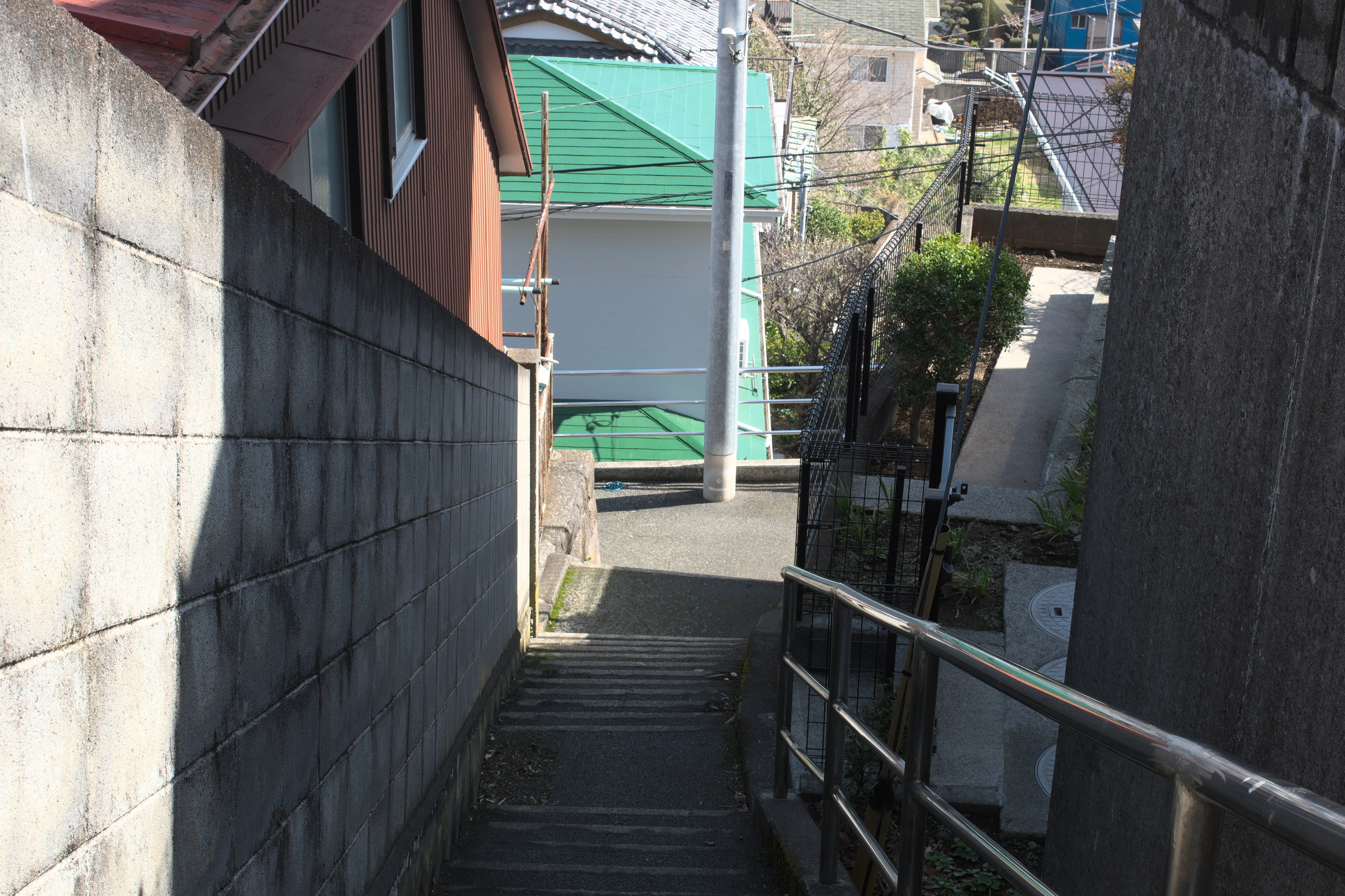 住宅街にある細い道2