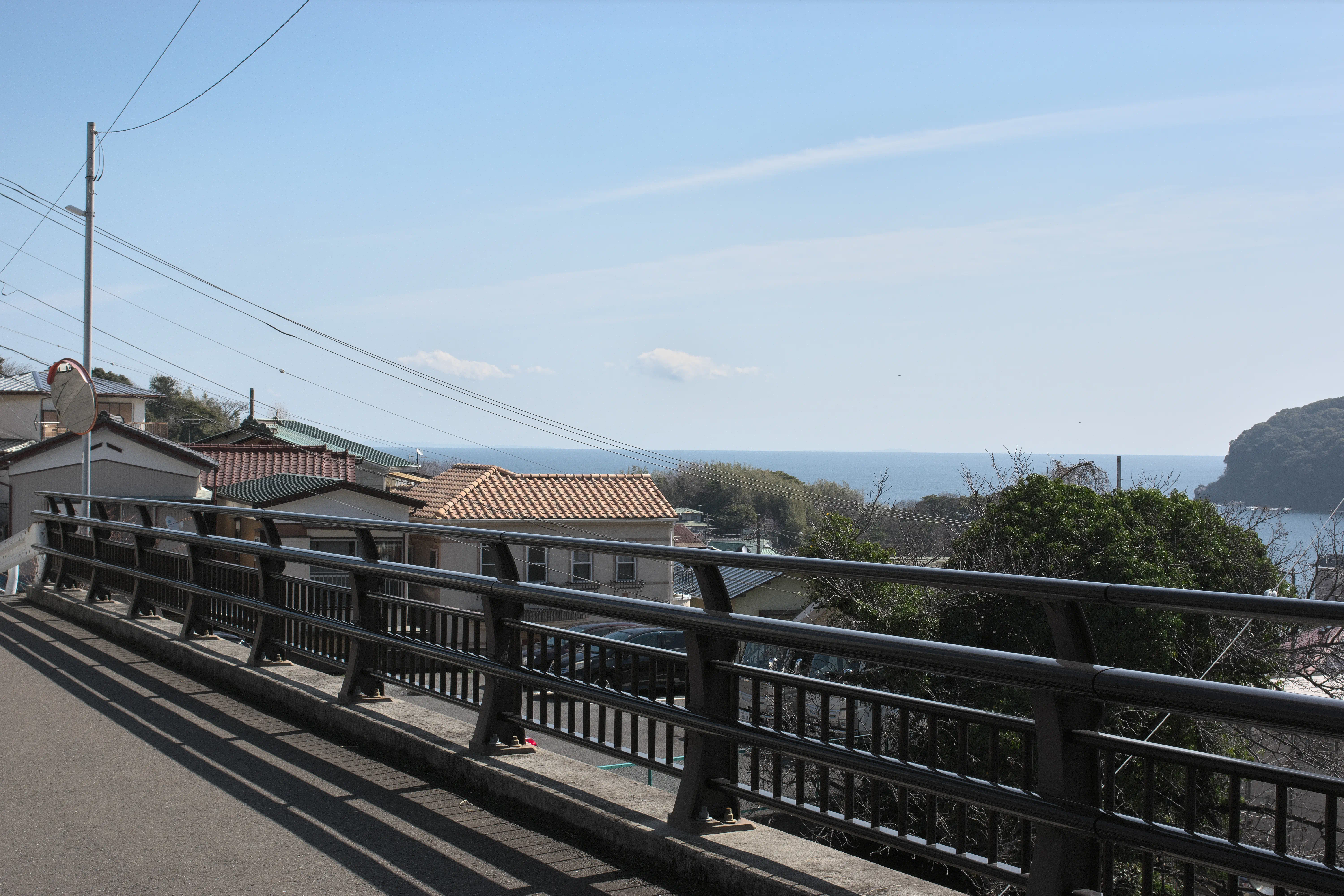 真鶴橋から見える海と青空の写真