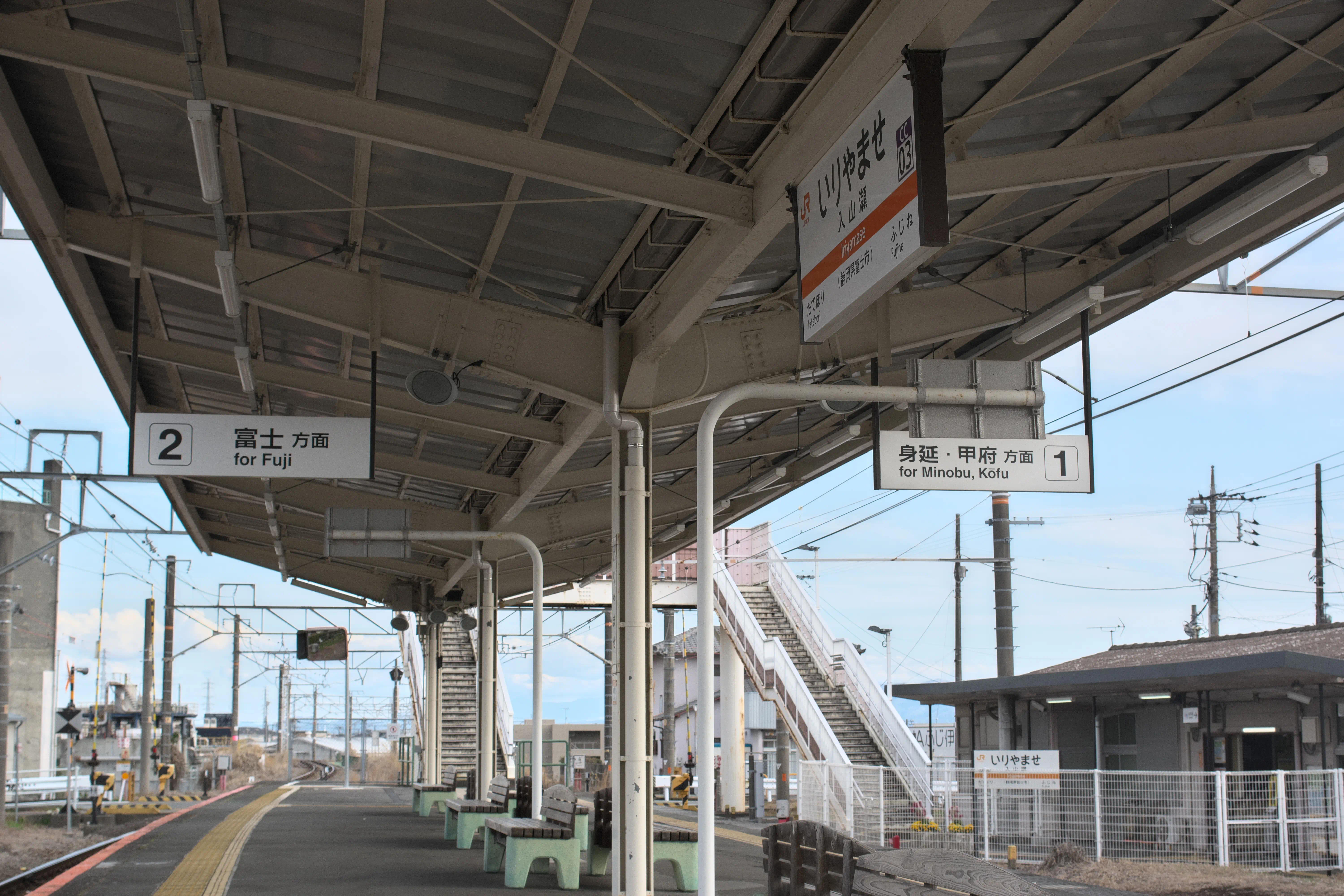 入山瀬駅ホームの写真